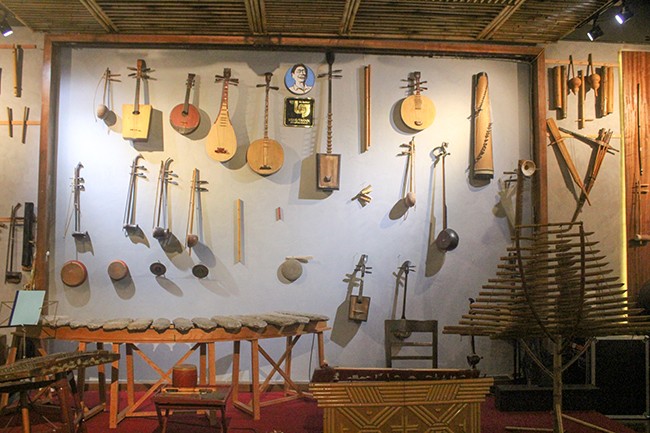 Bộ sưu tập hơn 400 loại nhạc cụ truyền thống được gia đình nghệ sĩ Bá Phổ trưng bày tại Bá Phổ Nhạc Đường.