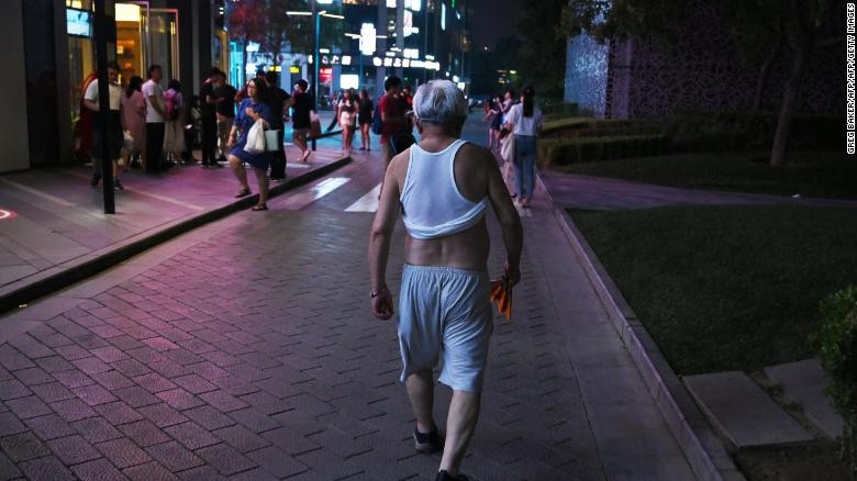 Trung Quốc nghiêm cấm người cao tuổi 'mặc thiếu vải' tại nơi công cộng