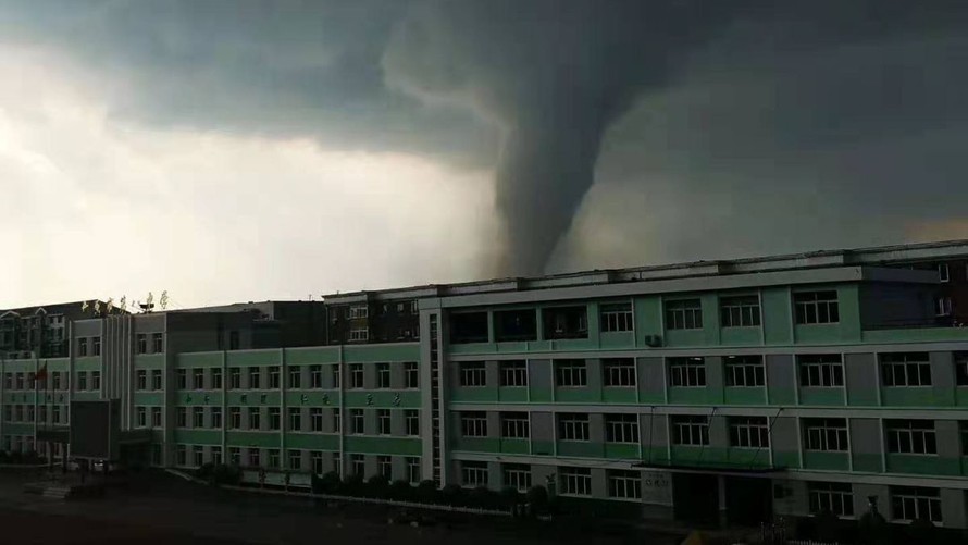 Trung Quốc: Lốc xoáy kinh hoàng xuất hiện khiến gần 200 người thương vong