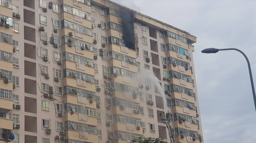 Đám cháy trên tầng 15 khiến lực lượng chức năng gặp khó trong việc dập lửa. Ảnh: Lao Động