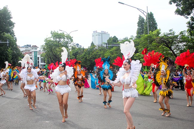Phố đi bộ Hà Nội hóa sân khấu Carnaval kỷ niệm 20 năm 'Thành phố vì hòa bình'