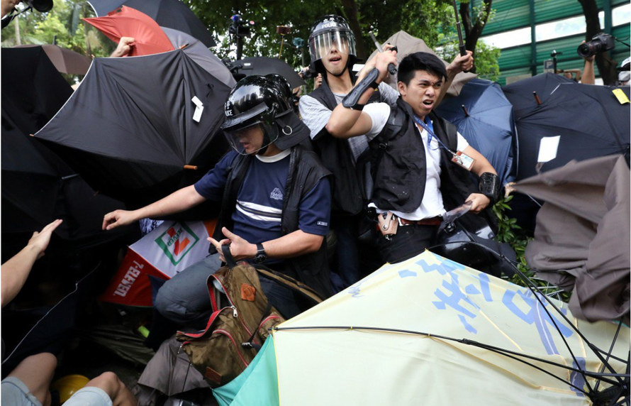 Người biểu tình Hong Kong lại đụng độ với cảnh sát