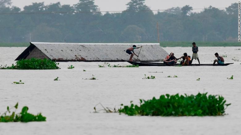 Hơn 100 người chết do mưa lũ tại Nam Á