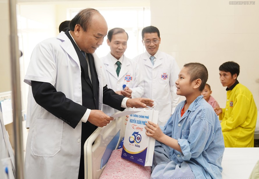Thủ tướng Nguyễn Xuân Phúc trao quà động viên cho một bệnh nhi. Ảnh: VGP