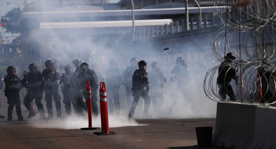 Người di cư tiến hành bạo loạn tại biên giới Mỹ-Mexico