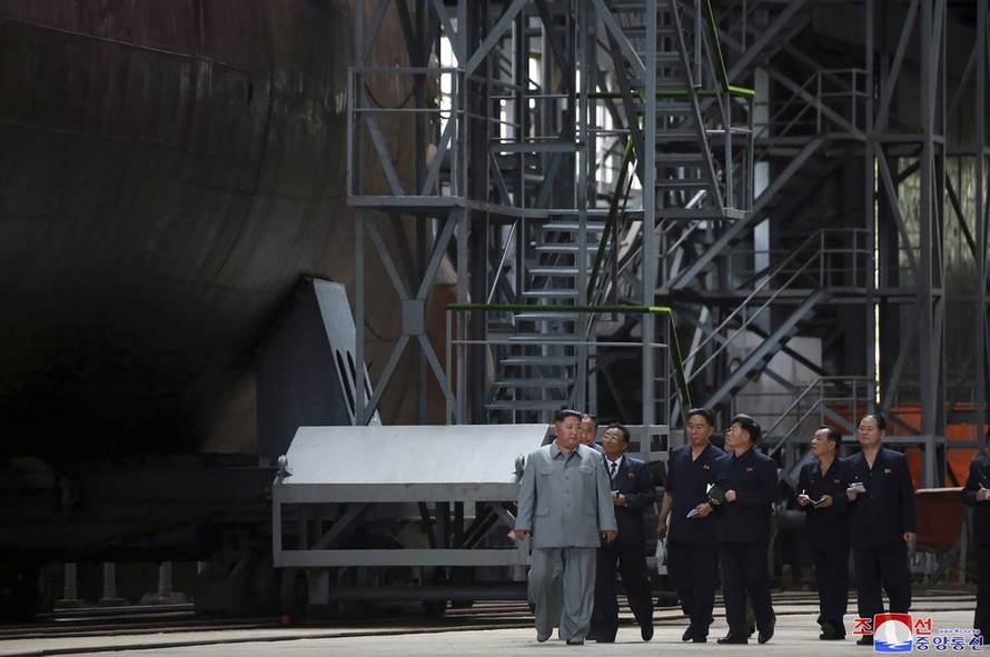 Chủ tịch Kim Jong-un thị sát công xưởng sản xuất tàu ngầm