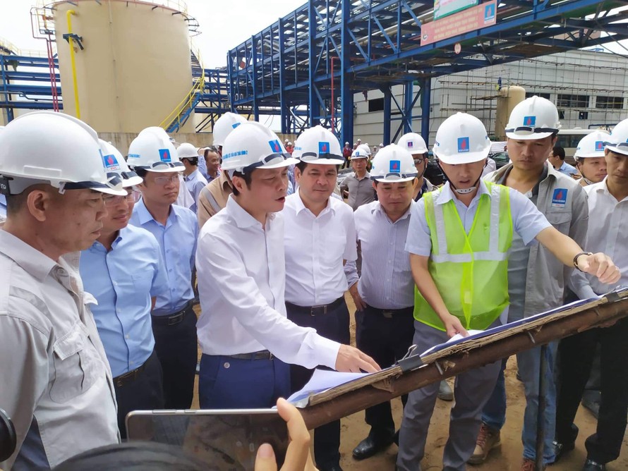 Bộ trưởng Bộ Công Thương Trần Tuấn Anh chỉ đạo tại công trường nhà máy Nhiệt điện Thái Bình 2 ngày 23/7. Ảnh: VGP
