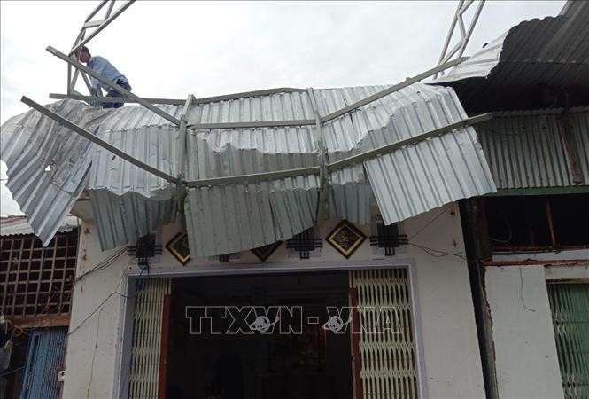 Một căn nhà ở xã Thới Sơn, huyện Tịnh Biên bị dông lốc làm tốc mái một phần.