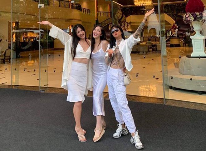 H'Hen Niê hội ngộ các người đẹp Miss Universe 2018 tại Thái Lan. 