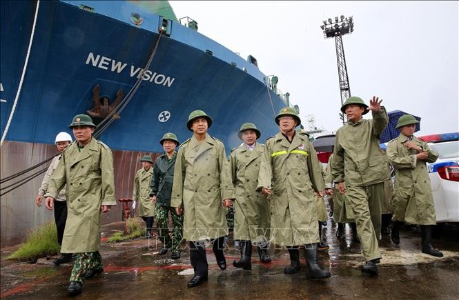 Phó Thủ tướng Trịnh Đình Dũng kiểm tra khu vực neo đậu tàu thuyền vào tránh trú bão tại Công ty TNHH Một thành viên Đóng tàu Hạ Long, Quảng Ninh. Ảnh: TTXVN