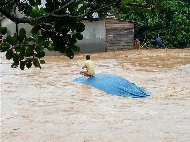Nước lũ ngày càng dâng cao trên địa bàn xã Phú Sơn, huyện Bù Đăng. Ảnh: TTXVN.