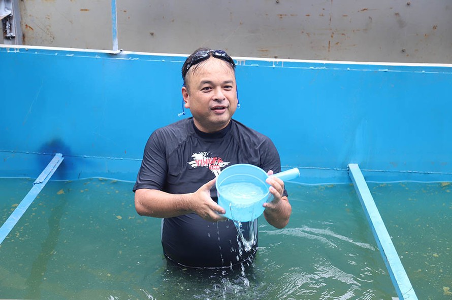 TS Kubo Jun trực tiếp tắm tại bể chứa nước sông Tô Lịch đã qua xử lý bằng công nghệ Nhật Bản. Ảnh: VietNamNet