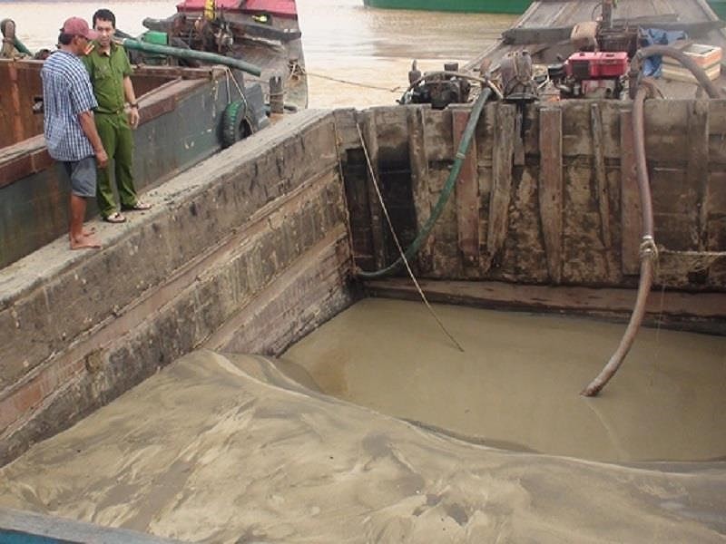 Lực lượng chức năng bắt giữ 4 tàu khai thác cát trái phép trên sông Đồng Nai. Ảnh: PLO