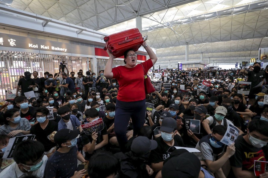 Một nữ hành khách la hét do bị mắc kẹt tại sân bay Hong Kong. Ảnh: SCMP