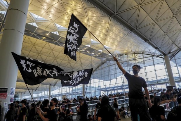 Sân bay Hong Kong nối lại một số chuyến bay trong ngày