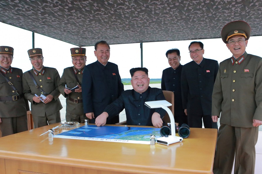 Chủ tịch Kim Jong-un 'tưởng thưởng' các nhà khoa học quân sự