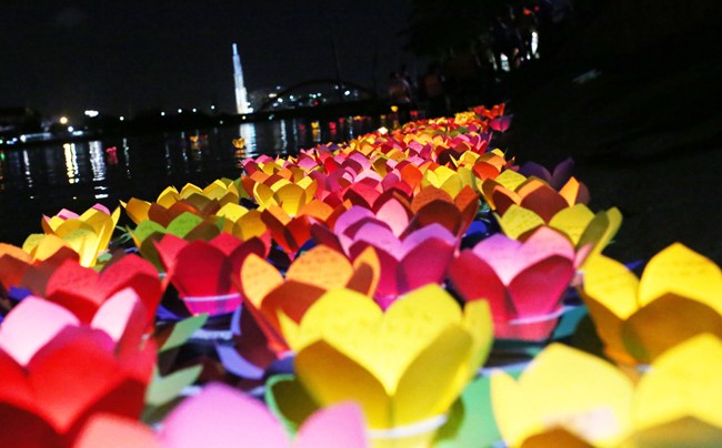Sông Sài Gòn lung linh đèn hoa đăng trong ngày lễ Vu Lan báo hiếu