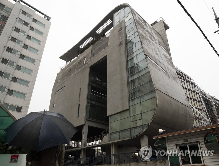 Cảnh sát Hàn Quốc khám xét trụ sở YG Entertainment 