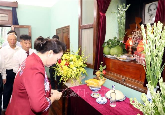 Chủ tịch Quốc hội Nguyễn Thị Kim Ngân dâng hương tưởng niệm Chủ tịch Hồ Chí Minh