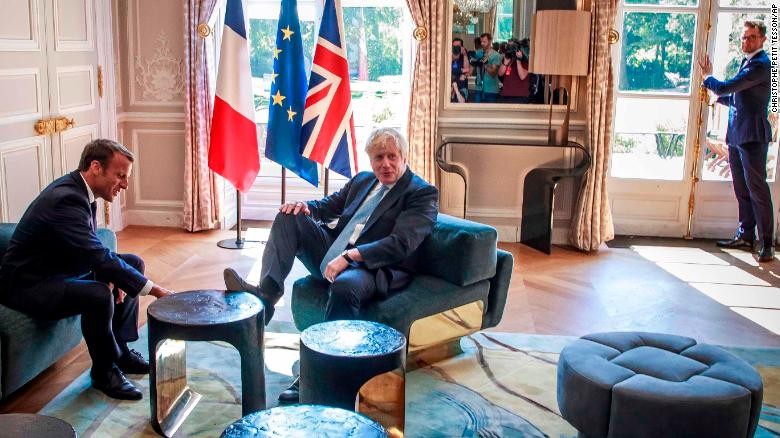 Tổng thống Pháp đưa ra thông điệp cứng rắn cho Thủ tướng Anh