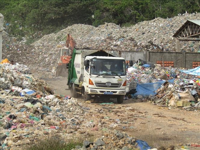 Hiện nay, số lượng rác tồn đọng tại bãi rác Bãi Nhát, huyện Côn Đảo khoảng 70.000 tấn. 
