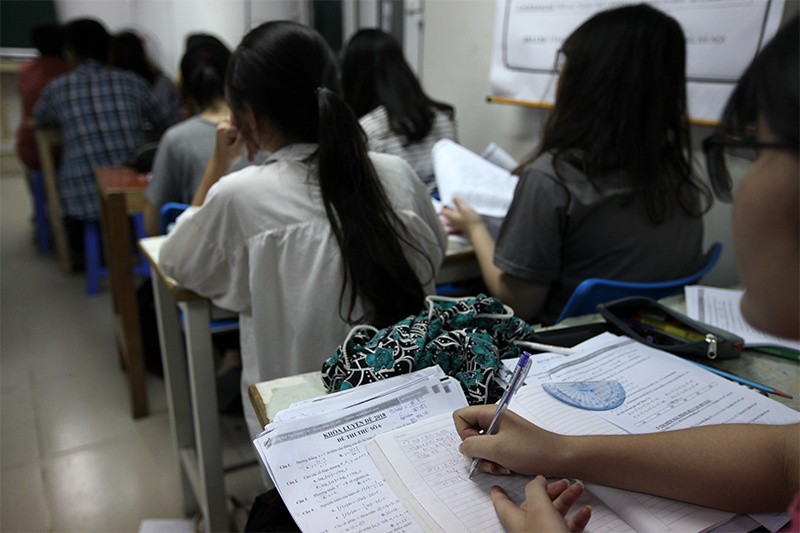 Hà Nội cấm giáo viên đưa học sinh ra học thêm ở trung tâm do mình dạy