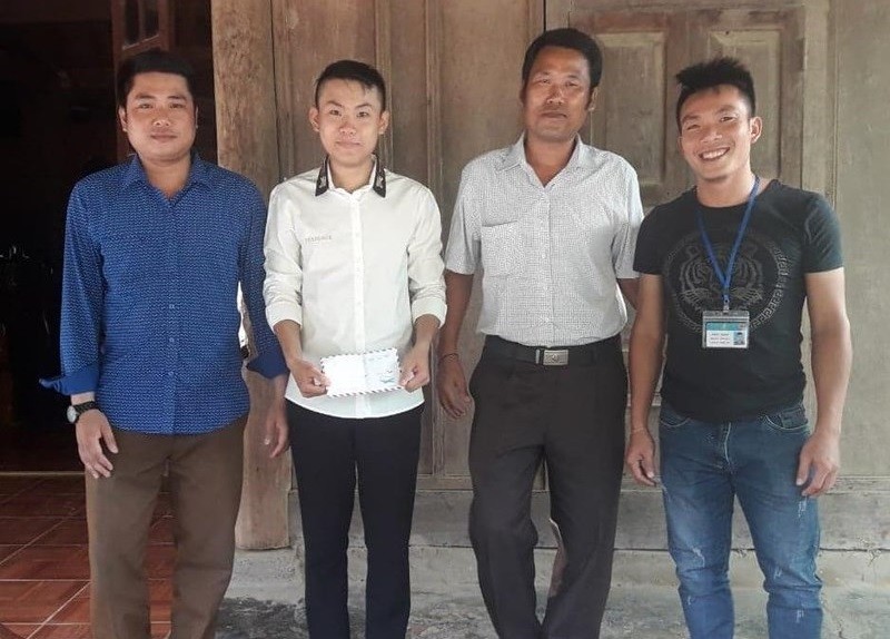 Đại diện UBND xã Tà Cạ thăm, biểu dương và trao 1 triệu đồng cho em Lương Thế Mạnh (áo trắng thứ 2 từ trái sang) vì có hành động dũng cảm. Ảnh: Báo Nghệ An
