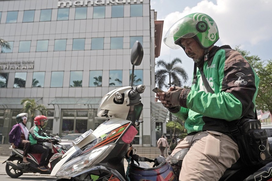 Một tài xế Gojek tại Jakarta. Ảnh: SCMP