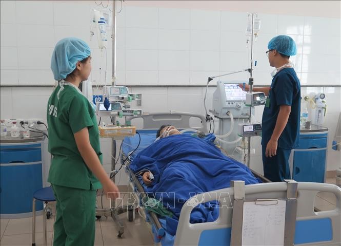 Nạn nhân Nguyễn Văn Thành đang được điều trị tại bệnh viện. Ảnh: TTXVN