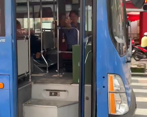 Đình chỉ tài xế xe buýt có hành vi vô văn hóa với người đi đường