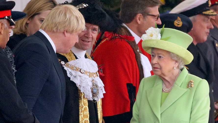 Nữ hoàng Elizabeth bãi nhiệm Thủ tướng Johnson?