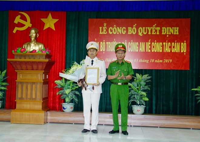 Thượng tướng Lê Quý Vương trao quyết định cho Đại tá Vũ Thanh Chương.