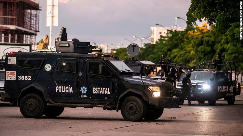 Bắt giữ con trai trùm ma túy, lực lượng an ninh Mexico bị bao vây