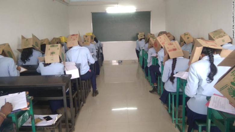 Học sinh Ấn Độ đội thùng carton trên đầu để tránh gian lận