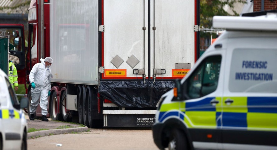 Phát hiện 8 người trong một xe tải đông lạnh trên đường tới Anh
