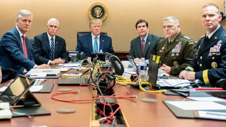 Tổng thống Trump và các quan chức có mặt tại Phòng Tình huống để theo dõi chiến dịch. Ảnh: Twitter