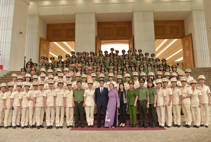 Phó Thủ tướng gặp mặt những 'bông hồng thép' trong lực lượng CAND