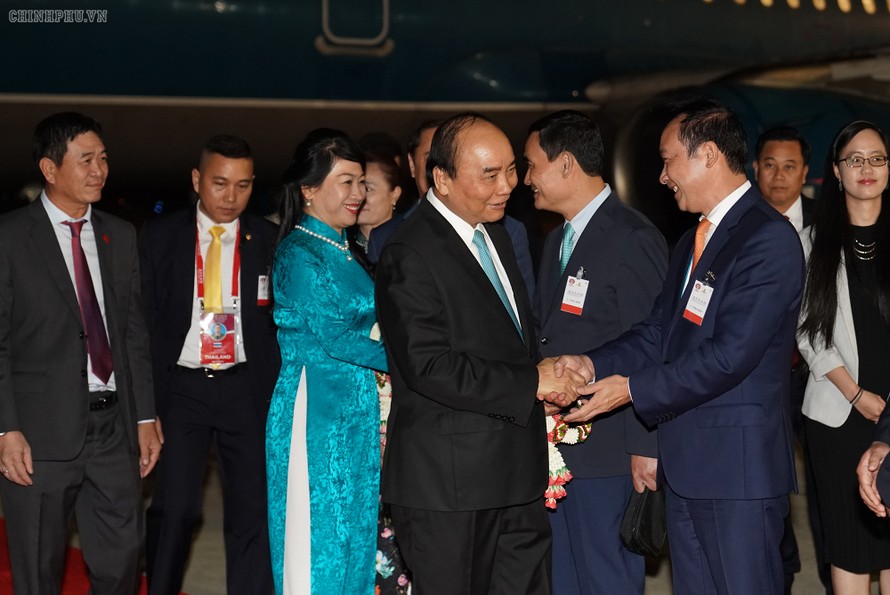 Thủ tướng đến Thái Lan, bắt đầu chuyến tham dự Cấp cao ASEAN