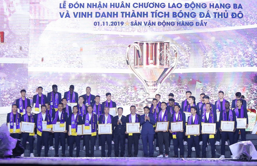 Tập thể Ban lãnh đạo, các cầu thủ CLB bóng đá Hà Nội nhận bằng khen từ TP Hà Nội.