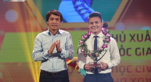 Quang Hải nhận danh hiệu Cầu thủ xuất sắc nhất mùa giải. Ảnh: TTXVN 