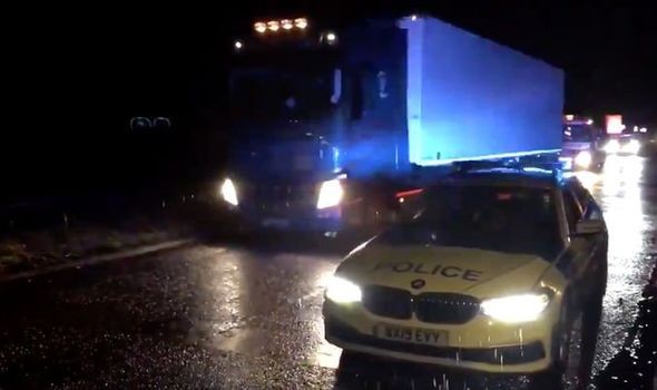 Phát hiện 15 người đàn ông trốn trong xe tải vượt biên vào Anh
