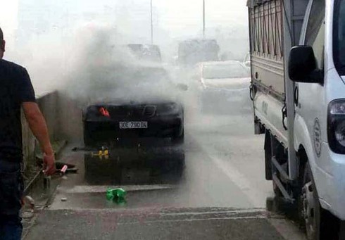 Hà Nội: Xe Mercedes bất ngờ bốc cháy tại đường trên cao vành đai 3