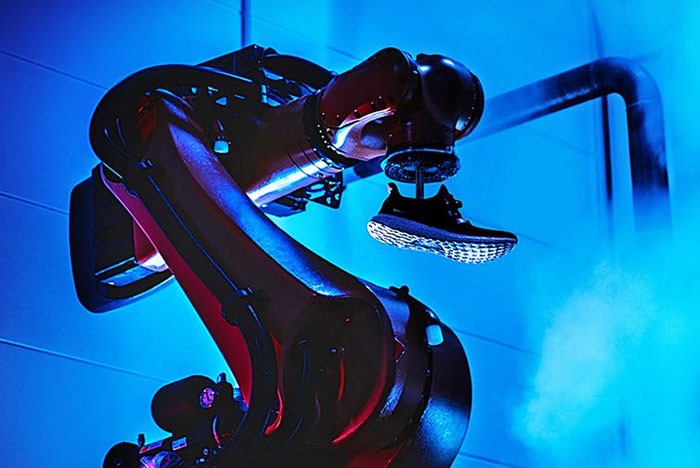 Adidas đóng cửa hai nhà máy sản xuất bằng robot