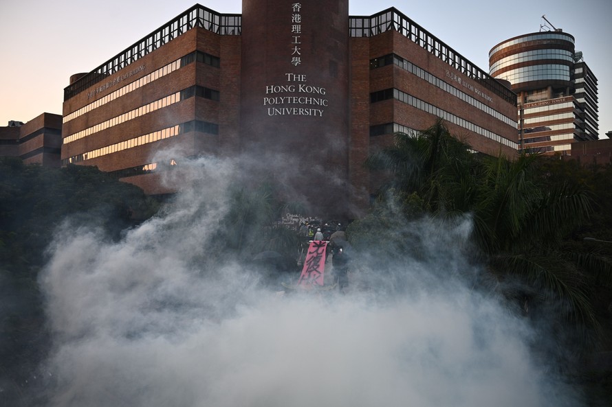Bất ổn tại Hong Kong: Khói lửa nghi ngút tại trường Đại học Bách khoa