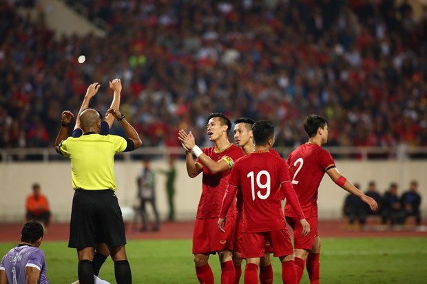 Các cầu thủ Việt Nam phản ứng với các quyết định của trọng tài Ahmed Al Kaf. Ảnh: Vietnamplus