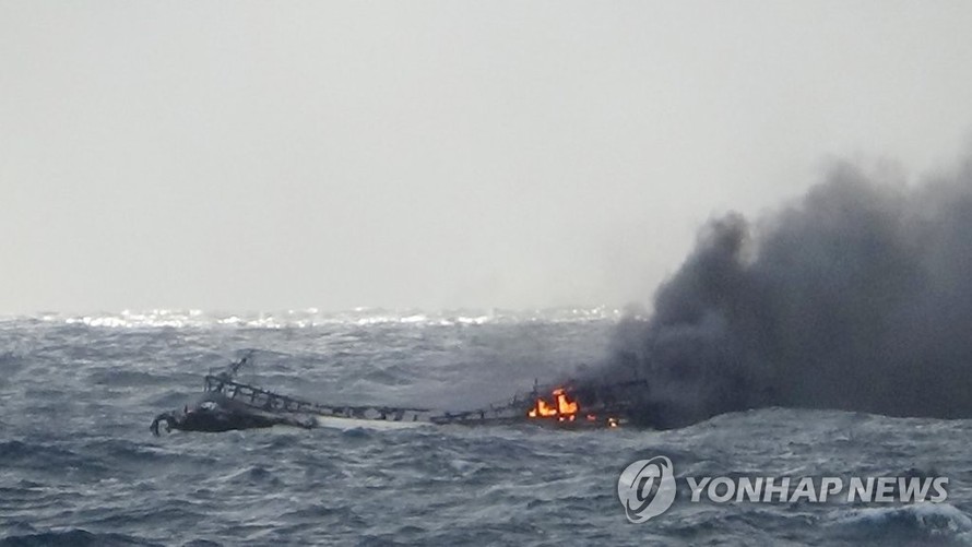 Cháy tàu cá: 6 ngư dân Việt Nam mất tích tại Hàn Quốc
