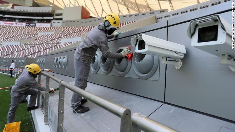 Công nhân làm sạch hệ thống làm mát tại Sân vận động quốc tế Khalifa ở Doha sau khi nó được tân trang lại trước World Cup 2022 tại Qatar.