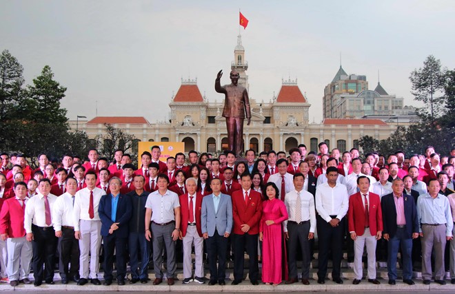 Lãnh đạo Thành phố Hồ Chí Minh cùng đoàn thể thao tại lễ dâng hoa tượng đài Chủ tịch Hồ Chí Minh. Ảnh: Thanh Niên
