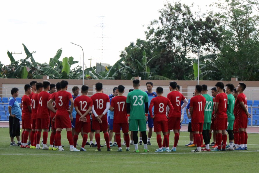 Đội tuyển U22 Việt Nam có buổi tập làm quen sân Binan Football. Ảnh: VFF