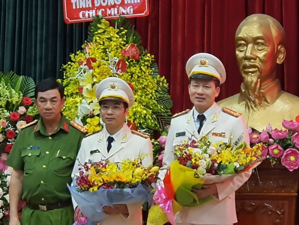 Đại tá Vũ Hồng Văn (phải) và thượng tá Nguyễn Xuân Thao (trái) nhận nhiệm vụ mới - Ảnh: Tuổi Trẻ Online